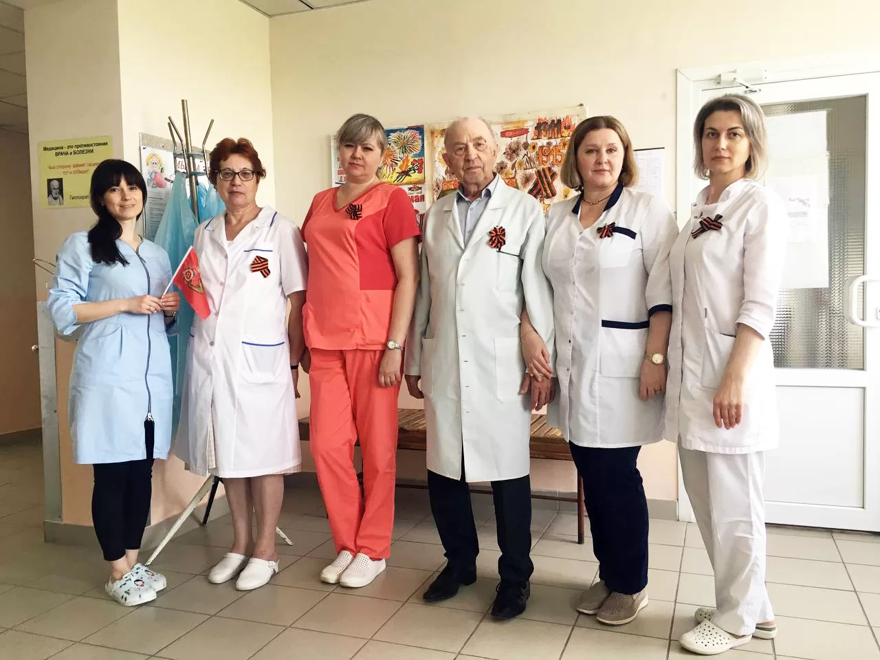 Сотрудники городской многопрофильной больницы №7 радостно поддержали акцию “Георгиевская ленточка”